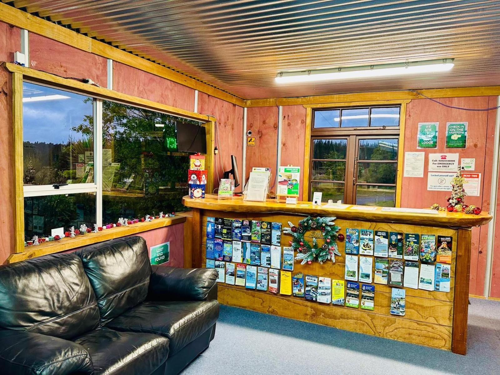 The Crossing Lodge & Backpackers Erua Buitenkant foto